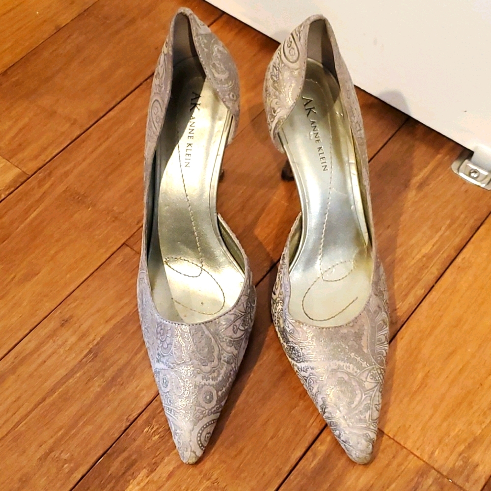 Ann Klein beige/gray Paisley d'orsay pumps